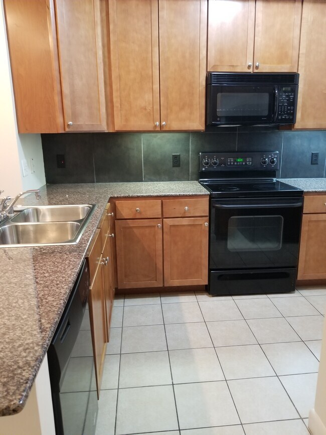 kitchen with granite countertop - 400 Massachusetts Ave NW