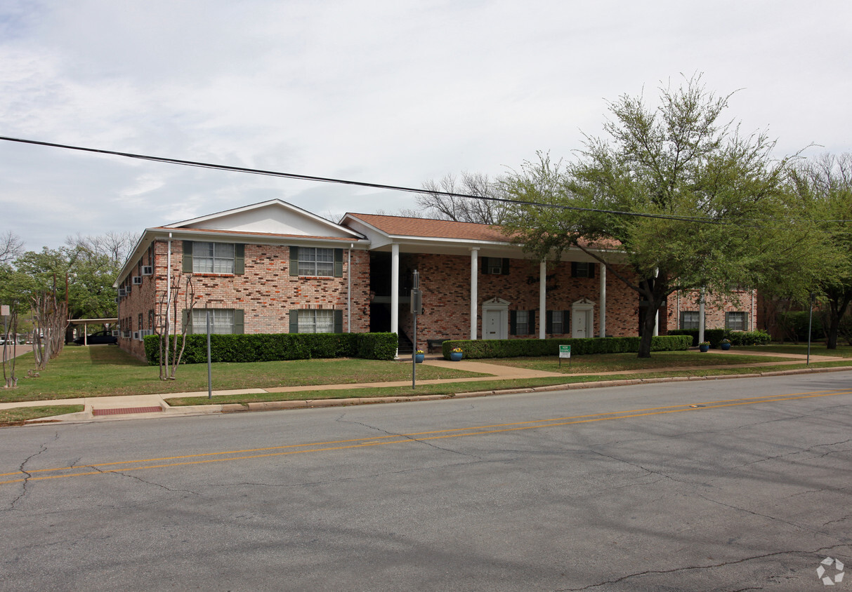 Primary Photo - Carriage House