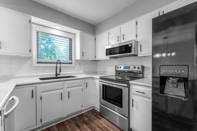 Building Photo - $2,375| 3BD 2BA| 3554 Rudolph Ave | Availa...