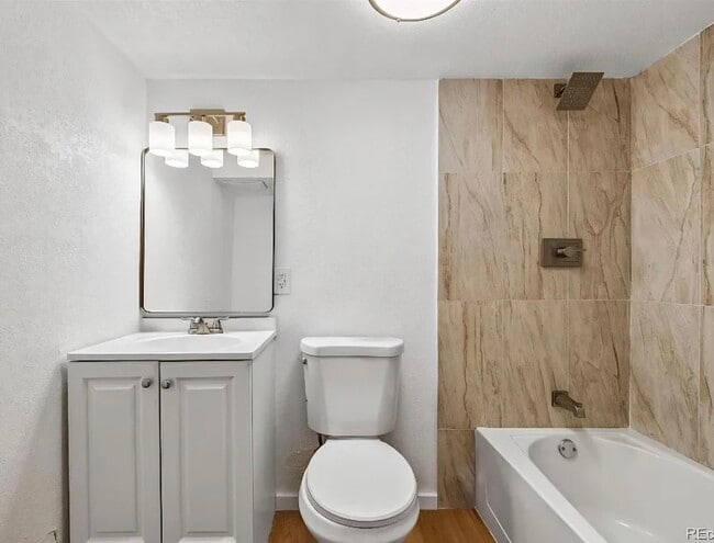 Building Photo - 307 E Oak St