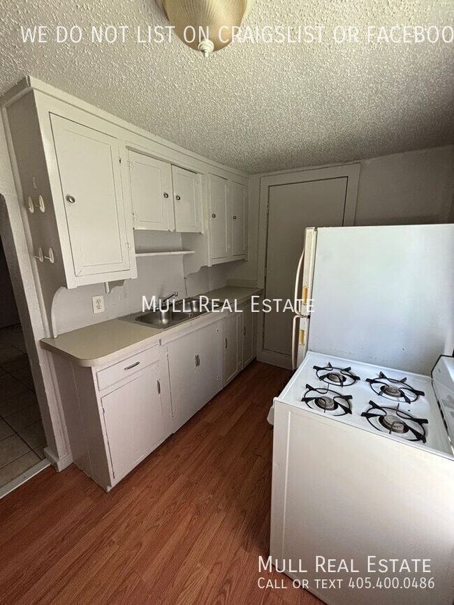Foto del edificio - 2822 1/2 NW 13th Street-Downstairs