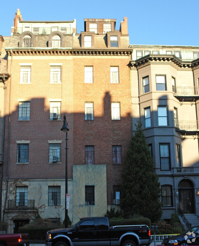Building Photo - 140 Beacon St