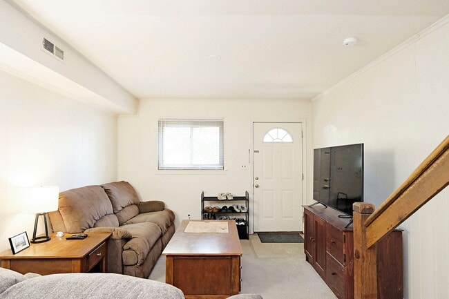 Building Photo - Student-Friendly JPA Condo Near UVA Ground...