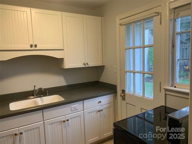 Photo - 2103 Queens Rd W Apartment