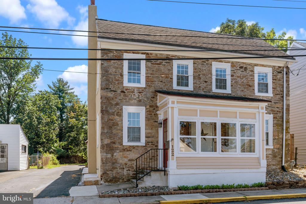 Primary Photo - 122 E Richardson Ave