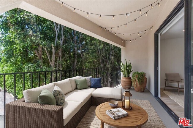 Foto del edificio - 6913 Encino Ave
