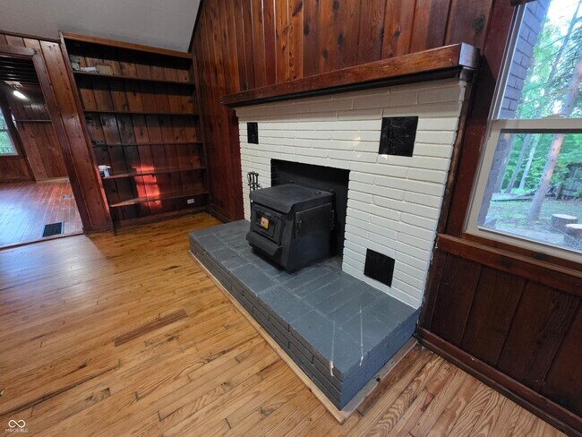 Building Photo - 158 Redbud Ln