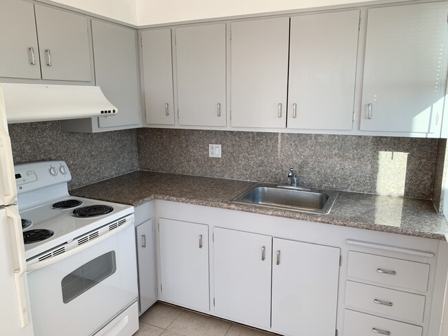 Kitchen - 950 Quintara St