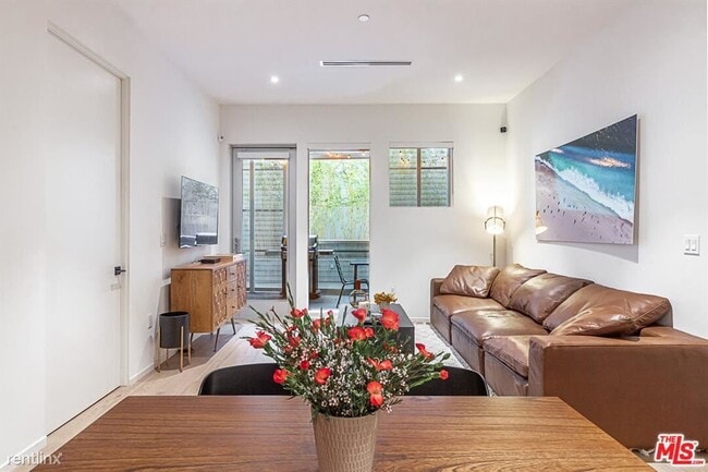 Building Photo - 2 br, 2 bath Condo - 1030 N Kings Rd Unit 104