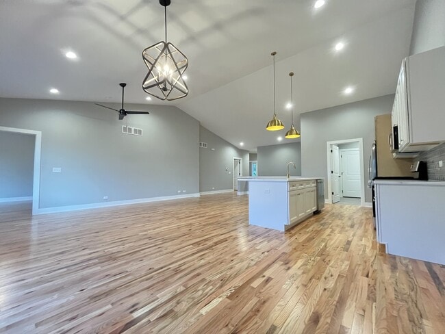 Building Photo - 974 Meadow Ln