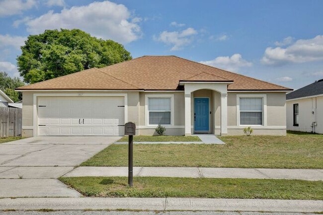 Beautiful 3/2 Spacious Home with a covered... - Beautiful 3/2 Spacious Home with a covered...