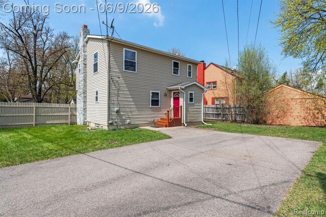 Building Photo - 3260 Sashabaw Rd