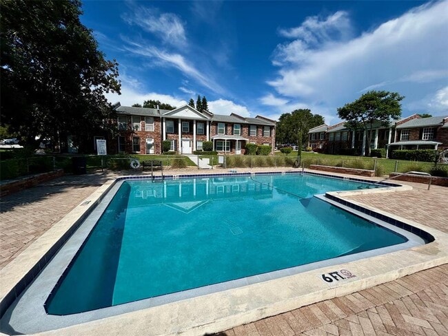 Foto del edificio - 5850 Cypress Gardens Blvd