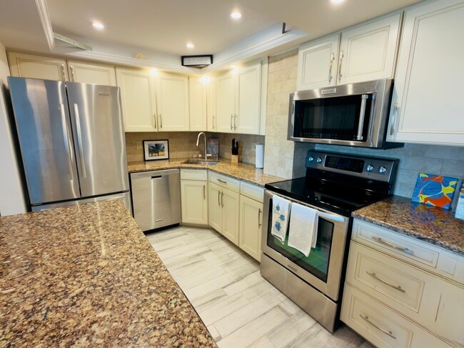 Kitchen with island - 4900 Brittany Dr S
