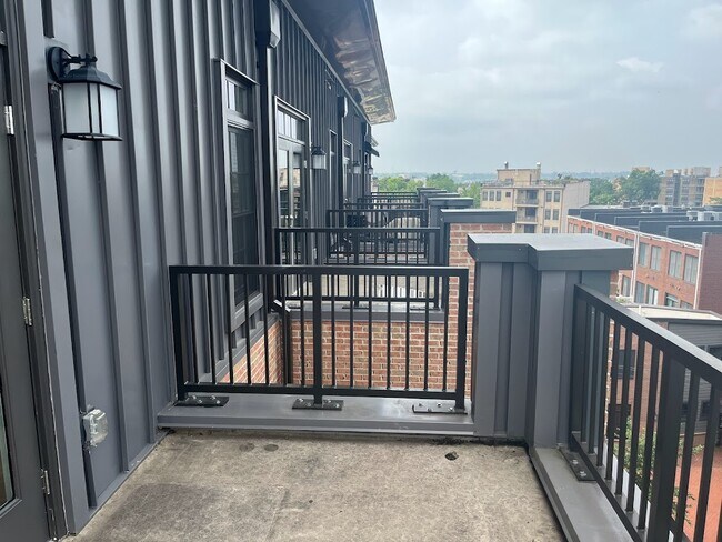 Foto del edificio - 1309 E St SE