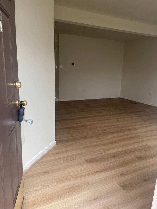 Building Photo - END UNIT TOWNHOUSE CLOSE TO WESTVIEW, 270 ...