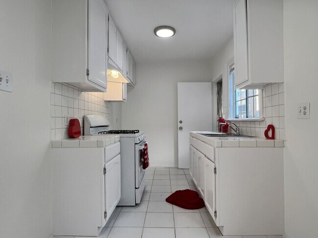 Foto del edificio - 1162 N Loma Vista Dr