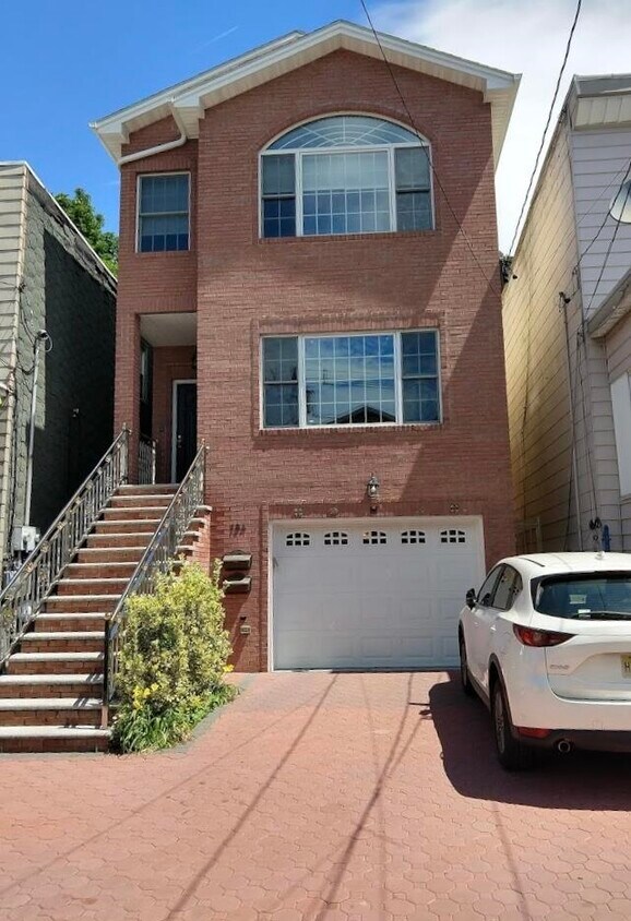 Primary Photo - 184 Hutton St