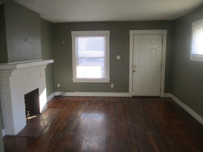 Building Photo - 2 Bed 1 Bath Duplex - Great Location