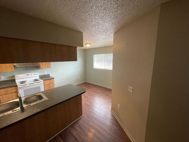 Building Photo - 2/1 Apartment