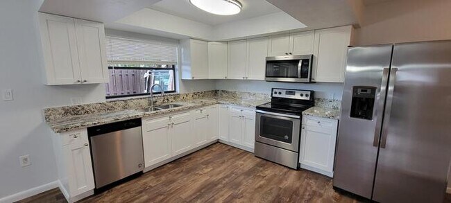 Building Photo - Spacious 3BD/2.5BA Townhouse in Golden Gate!