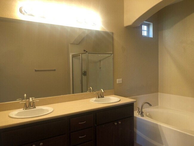 Building Photo - Elegant 3Bed/3Bath Home with Loft in the P...