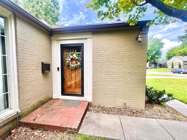 Foto del edificio - Updated Brookside Bungalow!