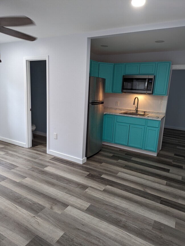 open kitchen and living room - 104 SE 16th St