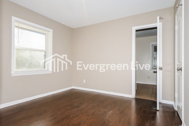 Foto del edificio - 1633 Puryear Rd