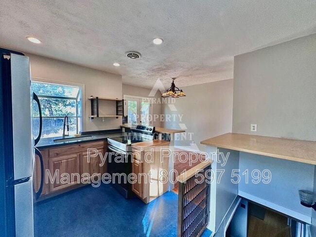 Building Photo - 1409 E Redondo Ave