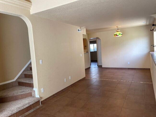 Foto del edificio - Spacious & Unique 3BD/2BA Townhome w/ Gara...
