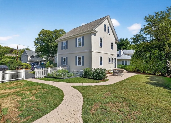 Building Photo - 39R Twitchell St