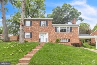 Building Photo - 664 S Greenbrier St