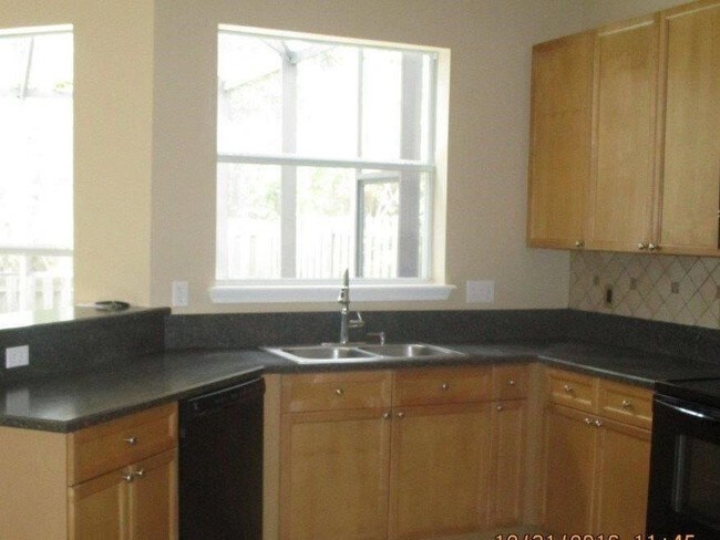 Building Photo - Beautiful 4 bedroom 2.5 bath home