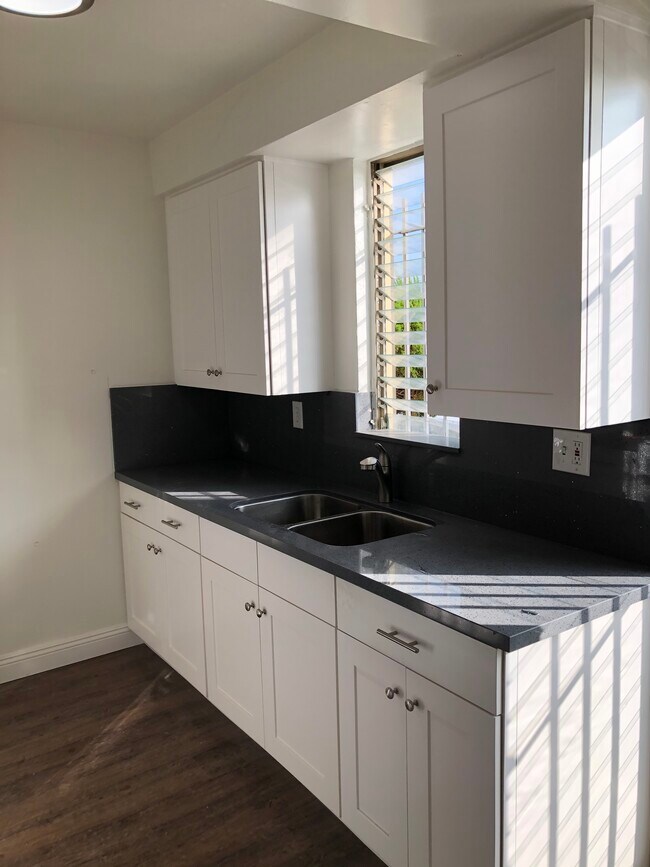 Kitchen - 7117 Rugby Ave