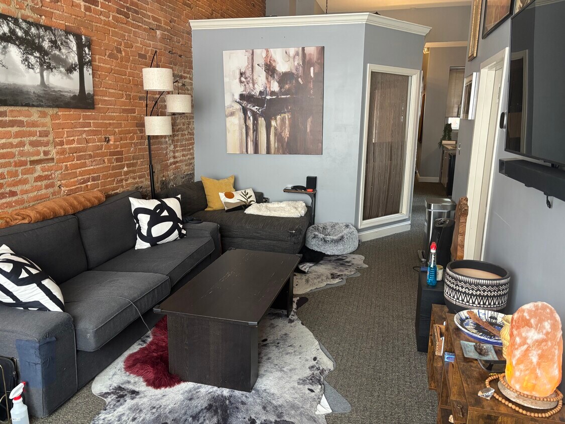 Living room (daytime) - 1412 Light St