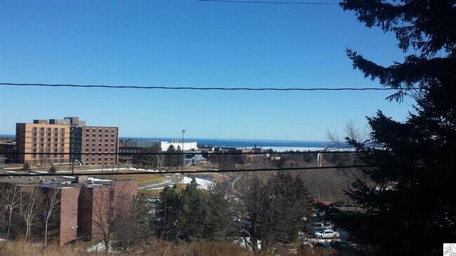 Foto del edificio - Duluth, MN - 4 bedroom - 2 bathroom