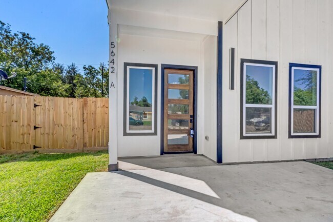 Building Photo - 5642 Hirondel St