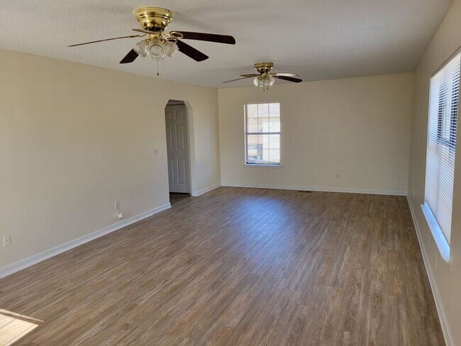 Building Photo - 7115 Bonny Oaks Dr