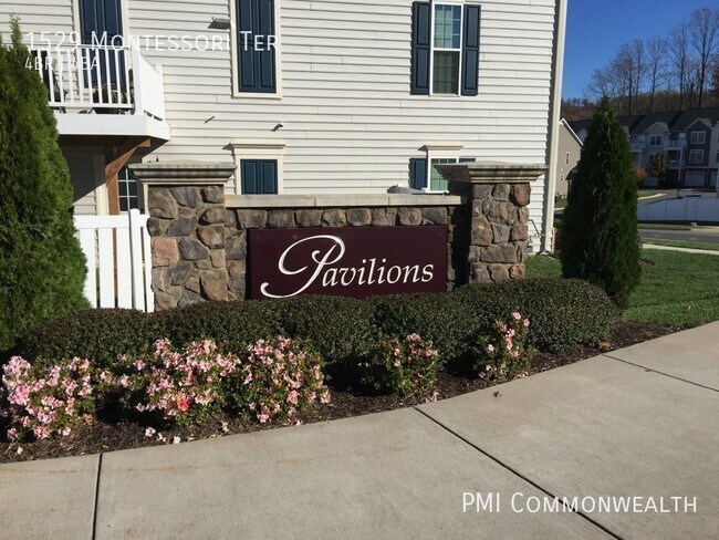 Building Photo - 4 Bed / 3.5 Bath Townhouse (Available Now)