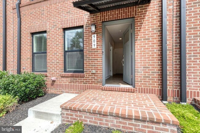 Building Photo - 909 Grundy St