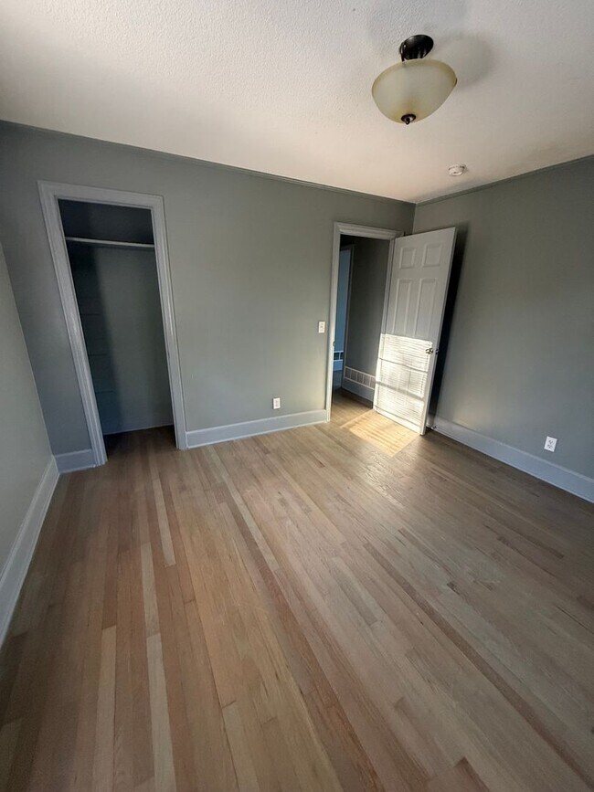 Building Photo - Cute Updated West Columbia HOME