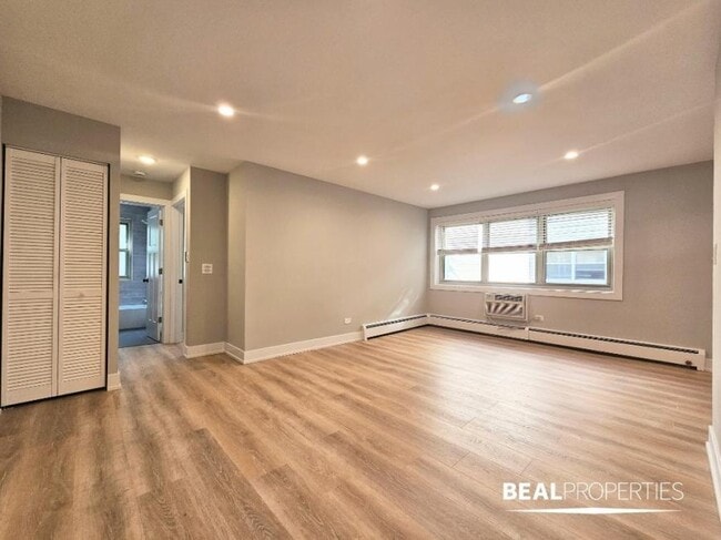 Building Photo - 1 bedroom in CHICAGO IL 60657