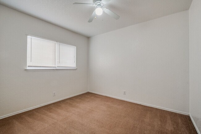 Foto del edificio - 3 bedroom and 2.5 bathroom located in Vill...