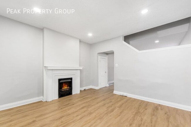 Building Photo - 419 E Mithoff St