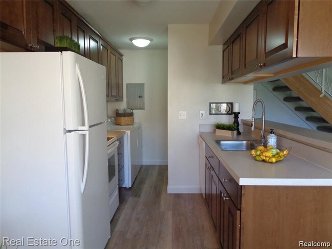 Building Photo - 2653 Pineridge Ct