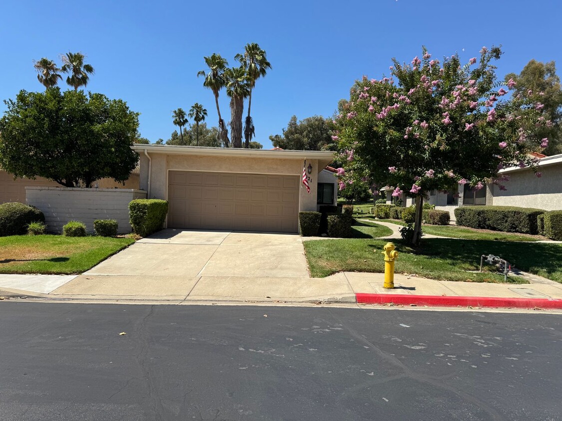 Primary Photo - Single story 3 bed 2 bath in gated communi...