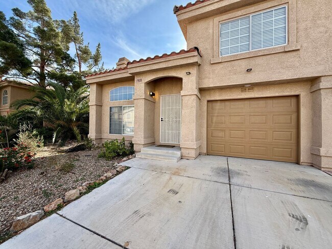 Foto del edificio - 2bedroom Townhouse near Wigwam Pkwy and Eastern ready for immediate move in!