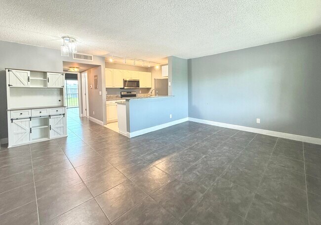 Foto del edificio - 1625 Meadows Cir W