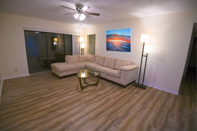 Large open concept living space. - 2732 SW Matheson Ave